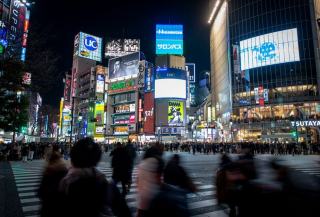 Panneau publicitaire urbain vu depuis la rue, en fin de journée