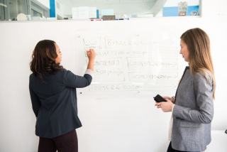 Réunion de travail entre une entreprise et son agence de communication