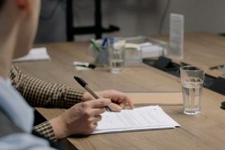 Contrat signé entre un annonceur et son agence de publicité