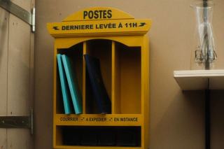 Lettre recommandée posée sur un contrat, prête à être signée